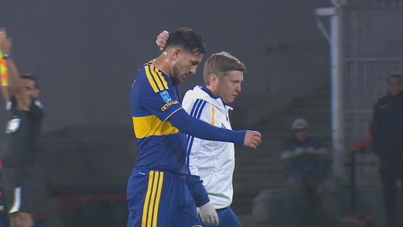 Alarma en Boca: Paredes salió minutos después de ingresar al campo