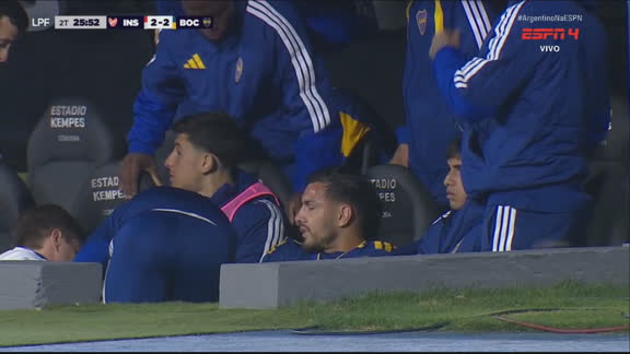 Alô, torcida do Vasco! Paredes sente, precisa ser substituído em jogo do Boca no Argentino e faz até careta de dor