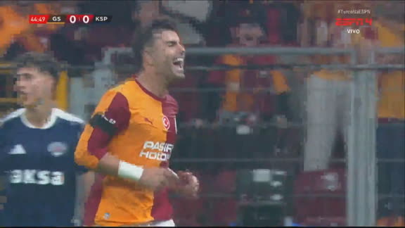 Gol do Galatasaray! Bardakci sobe mais alto do que a defesa do Kasimpasa e abre o placar