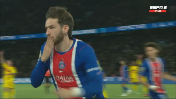 Kvaratskhelia aprovechó un rebote y sentenció el 2-1 para PSG