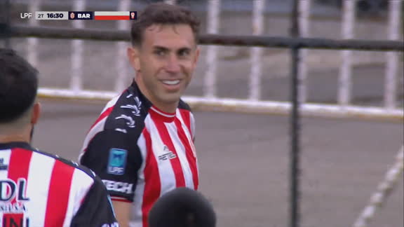 ¡Briasco la agarró de volea y clavó un golazo para estirar la ventaja ante Huracán!