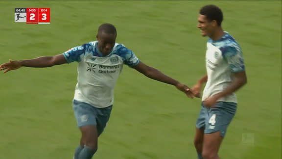 La colgó del ángulo: golazo de Diaby para ampliar la ventaja del Leverkusen