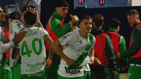 ¡Golazo total de Adoryán para el 2-1 de Banfield!
