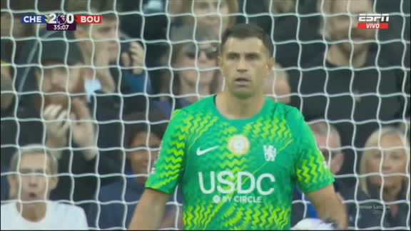 ¡Tremenda doble atajada del Dibu Martínez!