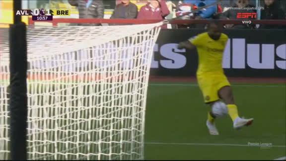 Gol do Brentford! Aos dez minutos, Igor Thiago cruza, Yarmoliuk chega na entrada da área e abre o placar contra o Aston Villa