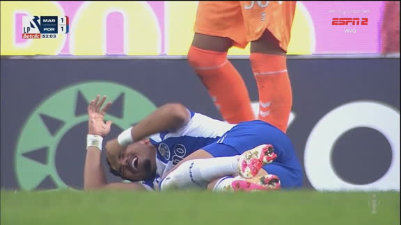 Preocupação! William Gomes torce o tornozelo e deixa o campo com muitas dores; VEJA o lance