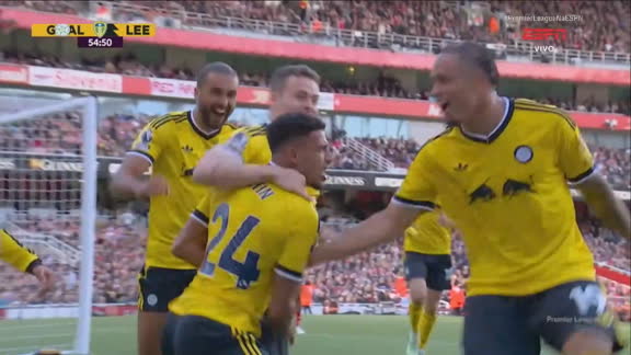 Gol do Leeds! Cruzamento de Gudmundsson atravessa a área, e Justin aparece livre para abrir o placar