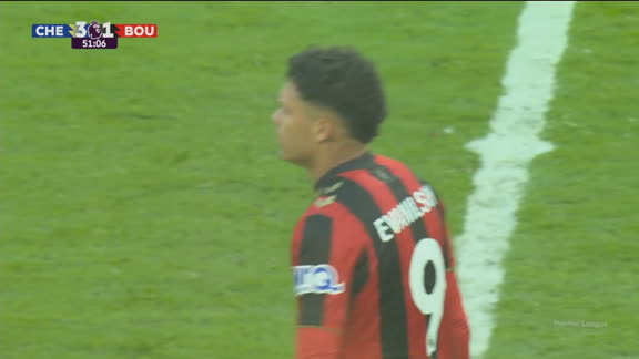 Gol do Bournemouth! Caicedo tenta afastar, mas Evanilson estica a perna, bloqueia e bola entra