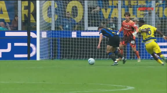 Gol da Inter! Goleiro do Parma erra na saída de bola e Sucic aproveita para abrir o placar aos doze minutos