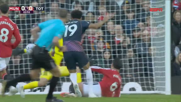 Defesaça de Lammens! Goleiro do United sai jogando errado, mas salva chute de Solanke
