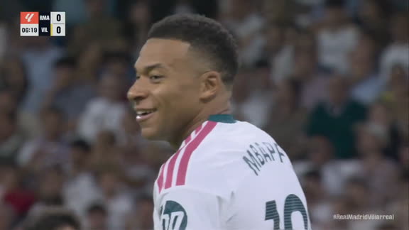 ¡Mbappé estrella el balón en el poste!