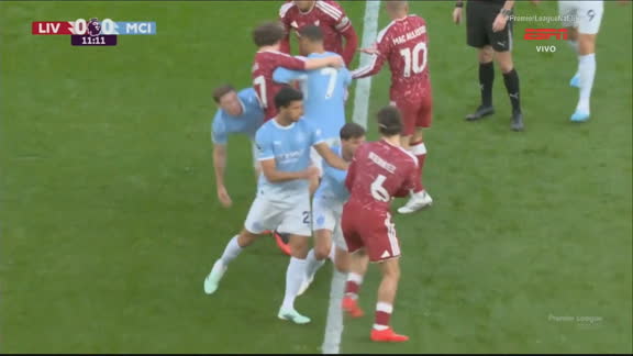 Cenas lamentáveis! Jogadores de Liverpool e Manchester City se desentendem e iniciam confusão no clássico na Premier League