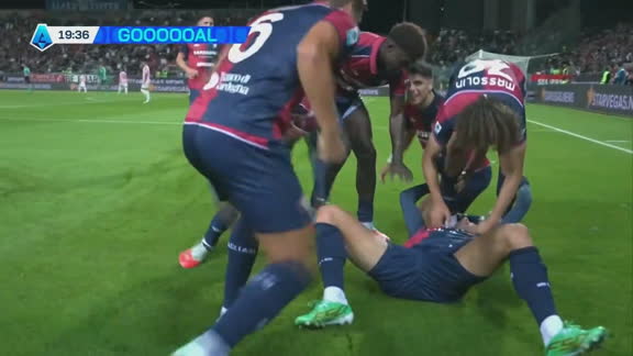 Gol do Cagliari! Maldini recebe de Mendy, desliza para o fundo da rede e faz 1 a 0 na Juventus