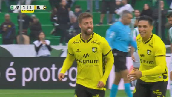 Virada do São Bernardo! Lucas Fernandes enche o pé após bela jogada trabalhada e marca contra o Juventude