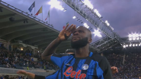 Kessié la picó ante la salida del arquero y puso el 1-0 para Atalanta