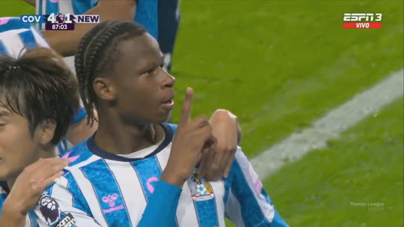 ¡Para aplaudir de pie: golazo de Mfuni para la goleada del Coventry!