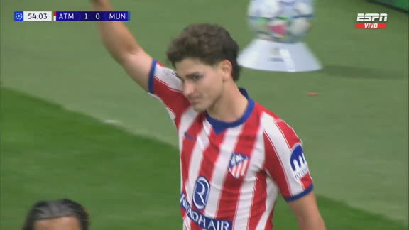 Julián Álvarez reventó el palo y Lisandro Martínez salvó al Manchester enviándola al córner