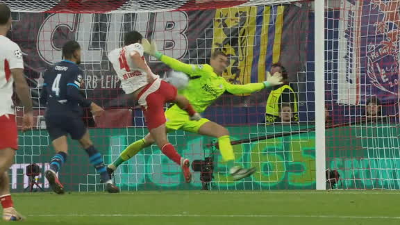 ¡Increible doble atajada de Kovář!