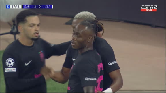 Insólito error de la defensa del Slavia Praga y 2-0 para Sabah