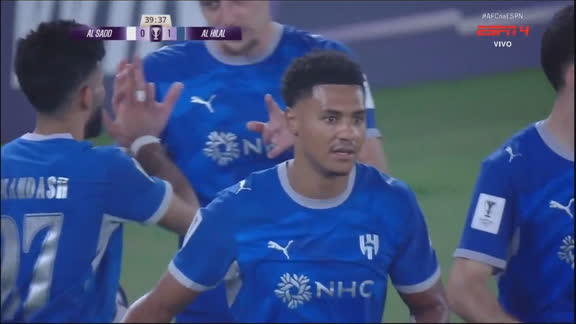 Gol do Al Hilal! Após boa troca de passes, Watkins finaliza caído e abre o placar contra o Al Sadd; VEJA