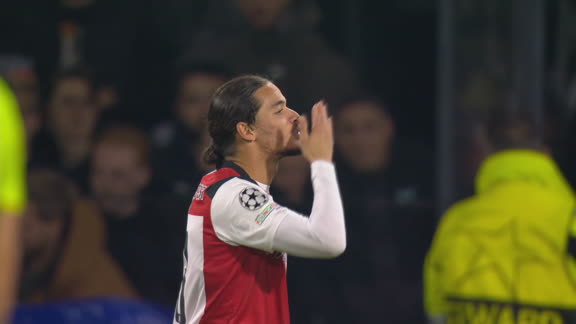 ¡Lo dio vuelta Feyenoord! Anis Hadj Moussa marcó el 2-1 ante el Como en la Champions