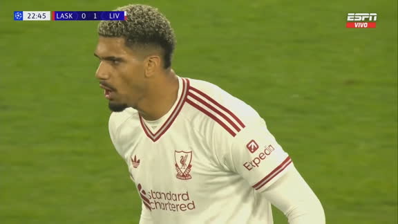 ¡Araújo ganó de arriba y puso el 1-0 para Liverpool!