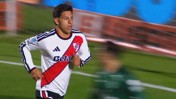 En la primera que tocó, Pereyra casi pone el 2-1