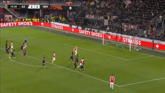 Desde el tiro penal Meerdink le devuelve la ventaja al AZ Alkmaar 2-1
