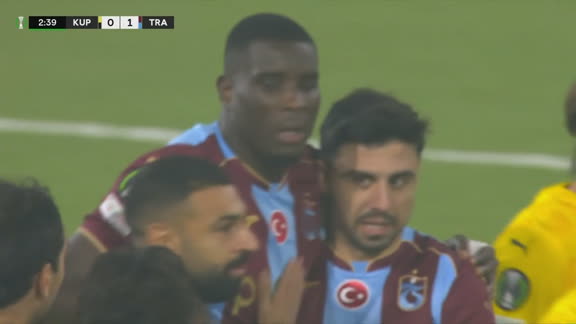 Gran asistencia de Salah y gol de Onuachi para el 1-0