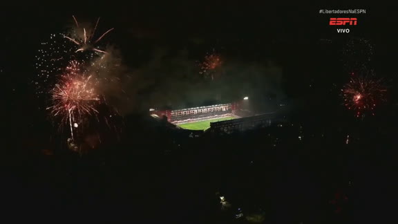 Festa absurda em La Plata! Estádio Uno vive clima de decisão para Estudiantes x Flamengo; VEJA