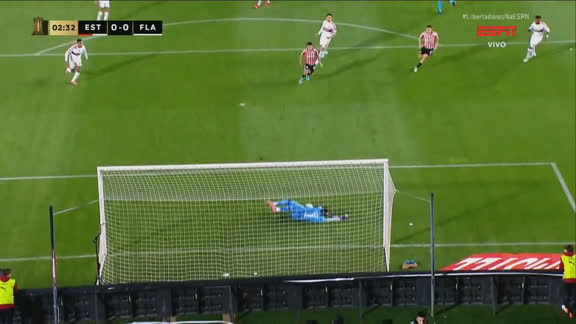 Rossi salva o Flamengo! Estudiantes faz bela jogada de pé em pé, mas goleiro aparece bem