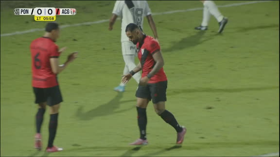 QUE PERIGO! Netinho finaliza com desvio e quase abre o placar contra a Ponte Preta; VEJA