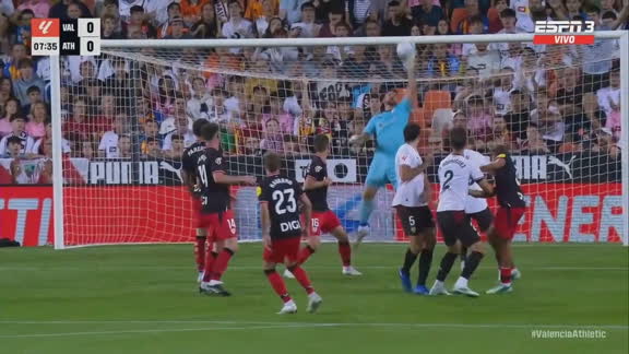 ¡Formidable manotazo! Unai Simón le negó el grito de gol a Guido Rodríguez