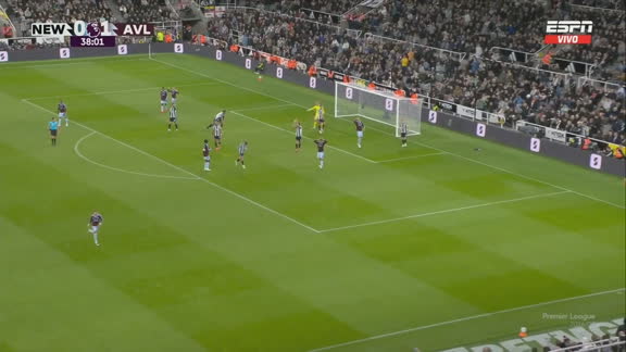 ¡Qué cerca, Emi! Buendia explotó el palo ante el Newcastle