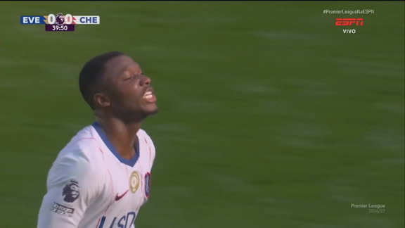 NA TRAVE! Caicedo manda chutaço de primeira em jogada ensaiada e quase abre o placar para o Chelsea