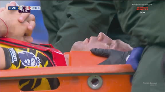 Dibu Martínez leva a pior em choque e sai retirado de maca após paralisação de 8 minutos em jogo do Chelsea