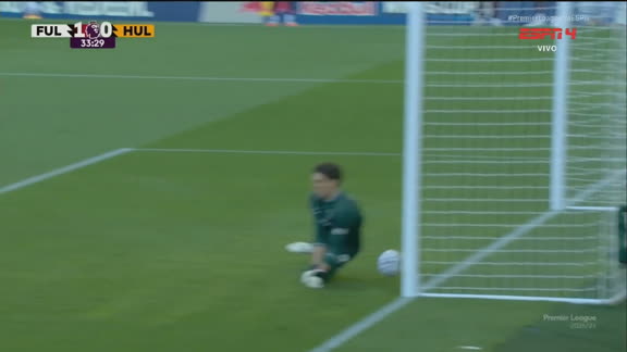 Falha do goleiro? Iwobi arrisca após 'bobeira' da zaga, e Tzolakis aceita; VEJA