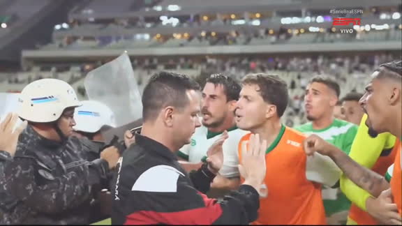 Cenas lamentáveis! Polícia protege arbitragem de fortes reclamações do Juventude após polêmica