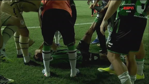 Gol do América-MG! Parede ignora Segovinha deitado, marca e também cai no chão