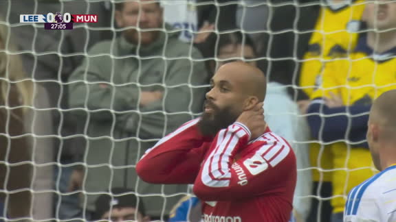 ¡No se puede creer la chance que falló Mbeumo ante el Leeds en la Premier!