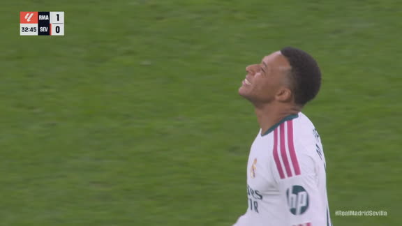 ¡Qué atajada! Mbappé se va de dos defensores y define con precisión, pero Vlachodimos se estira para atajar