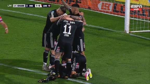 Randazzo metió un testazo letal y festejó el 1 a 0 de Riestra ante Unión