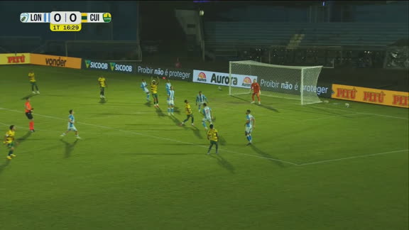 Pedro Henrique, do Cuiabá, reclama de chute cruzado de companheiro de equipe contra o Londrina na Série B