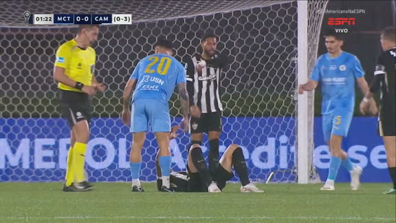 Fogo amigo no Atlético-MG! Lyanco despacha a bola, mas acerta o rosto de Castaño, que desaba em campo; VEJA