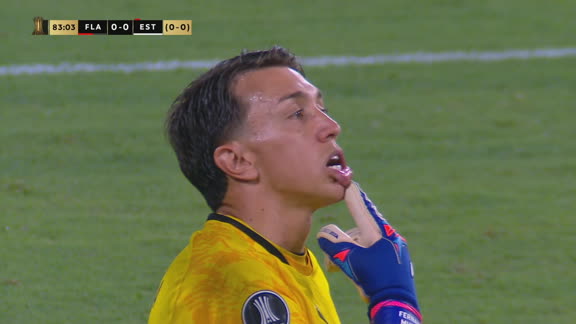 ¡A Estudiantes lo sostuvo Muslera! Gran atajada del uruguayo cerca del final