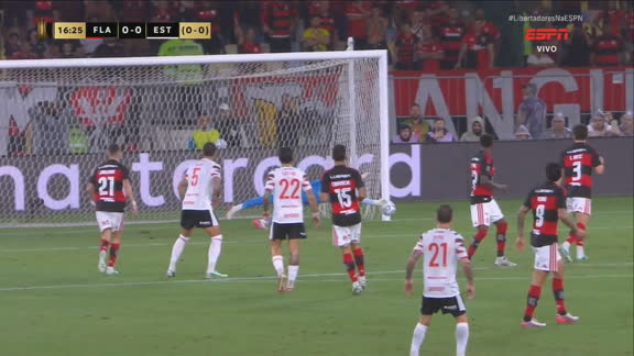 Rossi salva o Flamengo de novo! Rodriguez arrisca finalização de muito longe e obriga goleiro a fazer grande defesa
