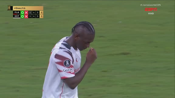 ISOLOU! Cetré manda muito longe e perde cobrança de pênalti contra o Flamengo