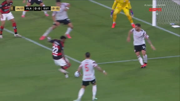 Flamengo chega com perigo! Pedro ajeita de calcanhar para Emerson Royal, mas Núñez bloqueia o chute