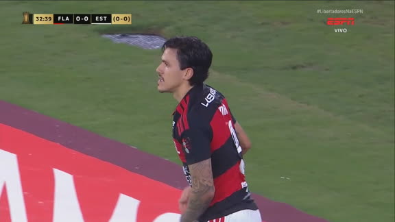 POR MUITO POUCO! Pedro faz jogada individual, chuta cruzado, mas Carrascal não alcança