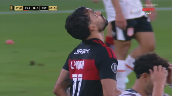 Passou muito perto! Paquetá cabeceia, e bola passa 'tirando tinta' da trave do Estudiantes
